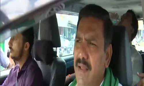 एक महीने की मुश्किल खत्म: गुजरात सरकार इबोला प्रभावित DR कांगो में फंसे भुज के प्रोफेसर को घर वापस लाई एक महीने की मुश्किल खत्म: गुजरात सरकार इबोला प्रभावित DR कांगो में फंसे भुज के प्रोफेसर को घर वापस लाई