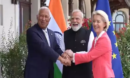 PM मोदी ने G7 समिट के दौरान EU नेताओं कोस्टा और वॉन डेर लेयेन के साथ त्रिपक्षीय बैठक की PM मोदी ने G7 समिट के दौरान EU नेताओं कोस्टा और वॉन डेर लेयेन के साथ त्रिपक्षीय बैठक की