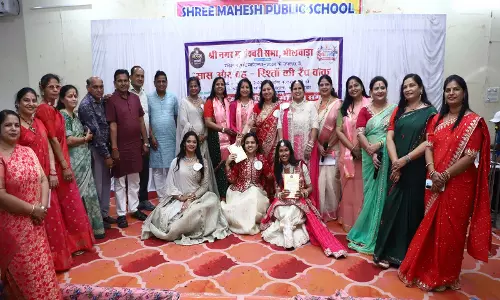 सास-बहू की रैंप वॉक में झलका रिश्तों का अपनापन, Mandana कला और अंताक्षरी ने बांधा समां सास-बहू की रैंप वॉक में झलका रिश्तों का अपनापन, Mandana कला और अंताक्षरी ने बांधा समां