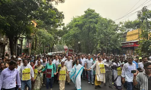 Kolkata में तोड़-फोड़ अभियान के ख़िलाफ़ हॉकरों के विरोध-प्रदर्शन में ममता बनर्जी शामिल हुईं Kolkata में तोड़-फोड़ अभियान के ख़िलाफ़ हॉकरों के विरोध-प्रदर्शन में ममता बनर्जी शामिल हुईं