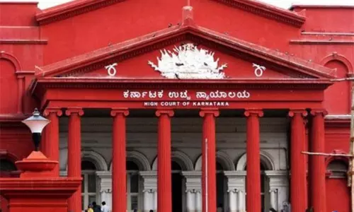 KIADB जमीन विवाद में कर्नाटक HC का बड़ा फैसला, वकेशन बेंच का आदेश रद्द KIADB जमीन विवाद में कर्नाटक HC का बड़ा फैसला, वकेशन बेंच का आदेश रद्द