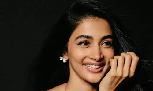 Pooja Hegde ने ट्रेडमिल पर पीछे की ओर चलकर स्टाइल दिखाया Pooja Hegde ने ट्रेडमिल पर पीछे की ओर चलकर स्टाइल दिखाया