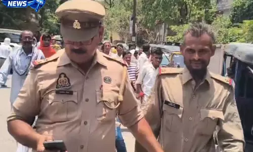 कलेक्ट्रेट में फर्जी इंस्पेक्टर पकड़ा गया, वर्दी और हावभाव से हुआ शक कलेक्ट्रेट में फर्जी इंस्पेक्टर पकड़ा गया, वर्दी और हावभाव से हुआ शक