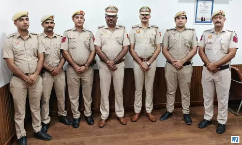 आग, धुआं और चार गैस सिलेंडर... फिर भी नहीं डिगे ये बहादुर पुलिसकर्मी आग, धुआं और चार गैस सिलेंडर... फिर भी नहीं डिगे ये बहादुर पुलिसकर्मी