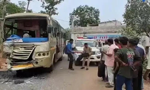 पाली में ट्रक-बस की आमने-सामने भिड़ंत, 6 यात्री घायल