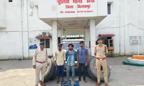 CG: ट्रक यार्ड से टायर चोरी का खुलासा, तीन आरोपी गिरफ्तार CG: ट्रक यार्ड से टायर चोरी का खुलासा, तीन आरोपी गिरफ्तार