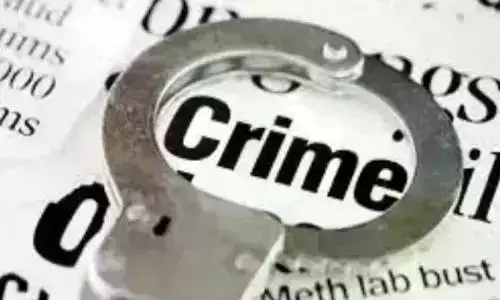 Andhra: सोशल मीडिया पर महिला बनकर एक व्यक्ति ने कॉन्स्टेबल को ₹23.67 लाख का चूना लगाया Andhra: सोशल मीडिया पर महिला बनकर एक व्यक्ति ने कॉन्स्टेबल को ₹23.67 लाख का चूना लगाया