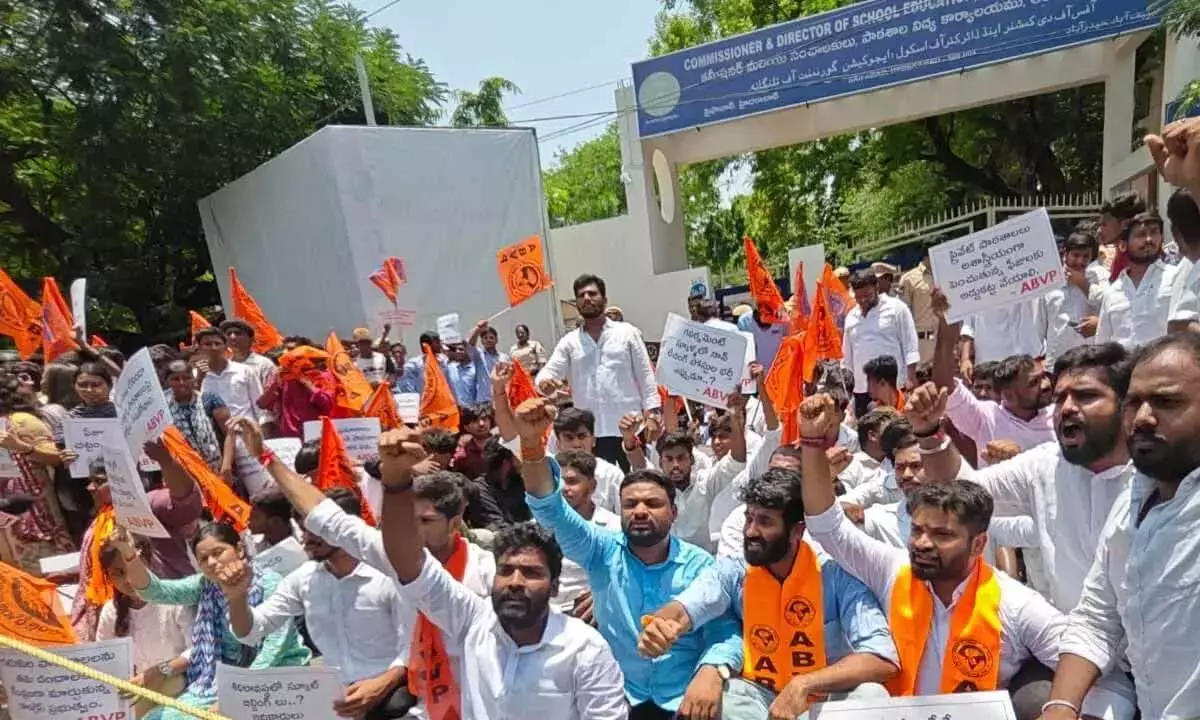 ABVP ने स्कूल शिक्षा निदेशालय में विरोध प्रदर्शन किया ABVP ने स्कूल शिक्षा निदेशालय में विरोध प्रदर्शन किया