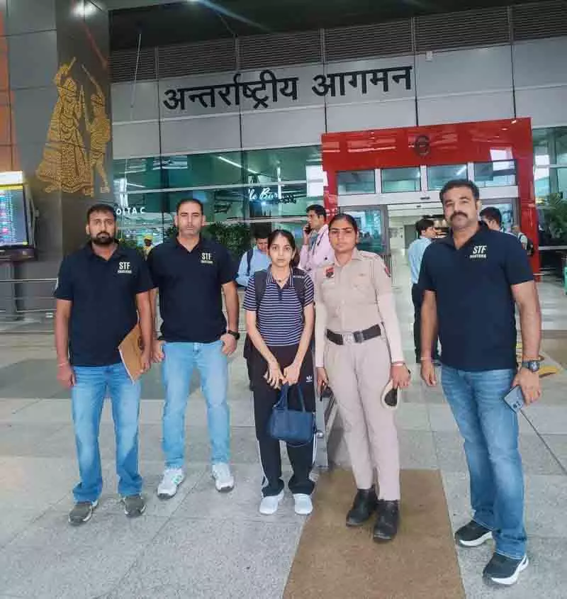 Karnal रूस से लाई गई गैंगस्टर की पत्नी गिरफ्तार Karnal रूस से लाई गई गैंगस्टर की पत्नी गिरफ्तार