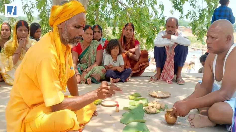 नाराज पिता ने जीते जी कर दिया बेटी का श्राद्ध, जानें कारण नाराज पिता ने जीते जी कर दिया बेटी का श्राद्ध, जानें कारण