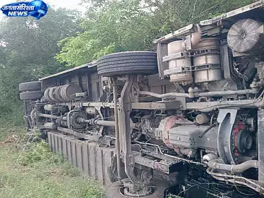Bus accident : सरकारी एक्सप्रेस बस पलटी, ड्राइवर समेत 9 यात्री घायल Bus accident : सरकारी एक्सप्रेस बस पलटी, ड्राइवर समेत 9 यात्री घायल
