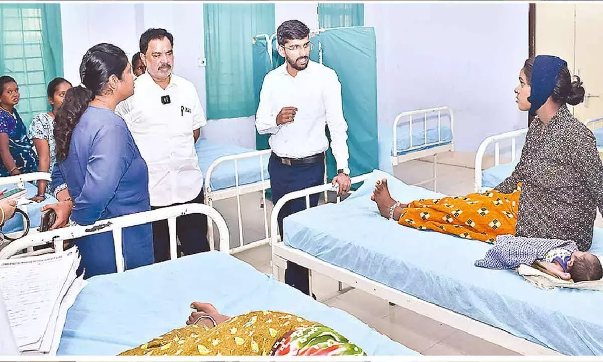 अचानक निरीक्षण के दौरान कल्याणदुर्ग सरकारी अस्पताल के कर्मचारियों को कलेक्टर की नाराजगी का सामना करना पड़ा अचानक निरीक्षण के दौरान कल्याणदुर्ग सरकारी अस्पताल के कर्मचारियों को कलेक्टर की नाराजगी का सामना करना पड़ा