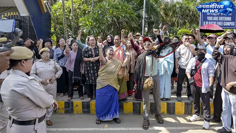 Manipur : कड़ी सुरक्षा के बीच तीन घायल युवकों को अस्पताल से दूसरी जगह शिफ्ट किया गया Manipur : कड़ी सुरक्षा के बीच तीन घायल युवकों को अस्पताल से दूसरी जगह शिफ्ट किया गया