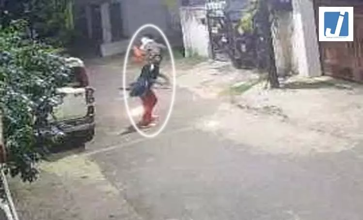 RSS कार्यालय पर पेट्रोल बम से हमले की कोशिश RSS कार्यालय पर पेट्रोल बम से हमले की कोशिश