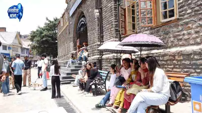 Shimla में गर्मी का असर: सतह का तापमान 2.5°C तक बढ़ा Shimla में गर्मी का असर: सतह का तापमान 2.5°C तक बढ़ा