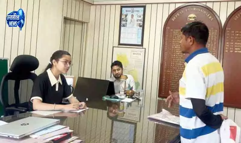 Mandi की टॉपर अलीशा बनीं एक दिन की डिप्टी कमिश्नर Mandi की टॉपर अलीशा बनीं एक दिन की डिप्टी कमिश्नर