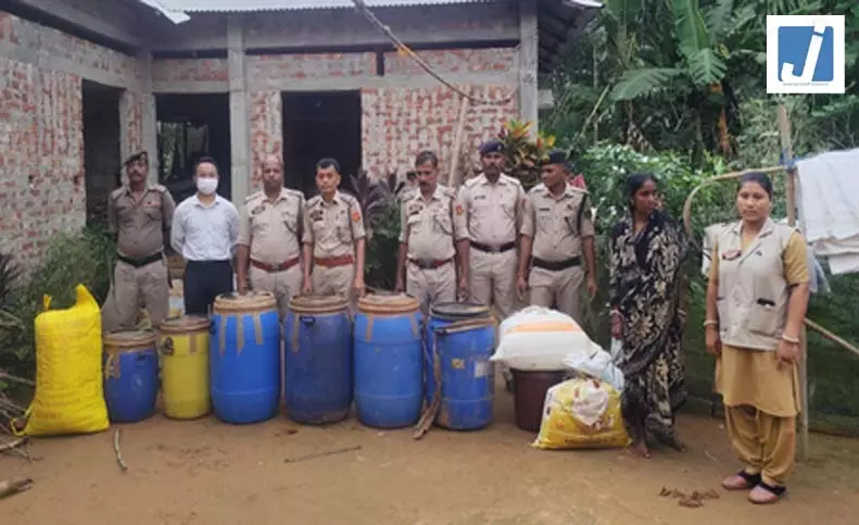 जमीन के अंदर छिपा रखा था दो क्विंटल गांजा, पुलिस ने किया बरामद जमीन के अंदर छिपा रखा था दो क्विंटल गांजा, पुलिस ने किया बरामद
