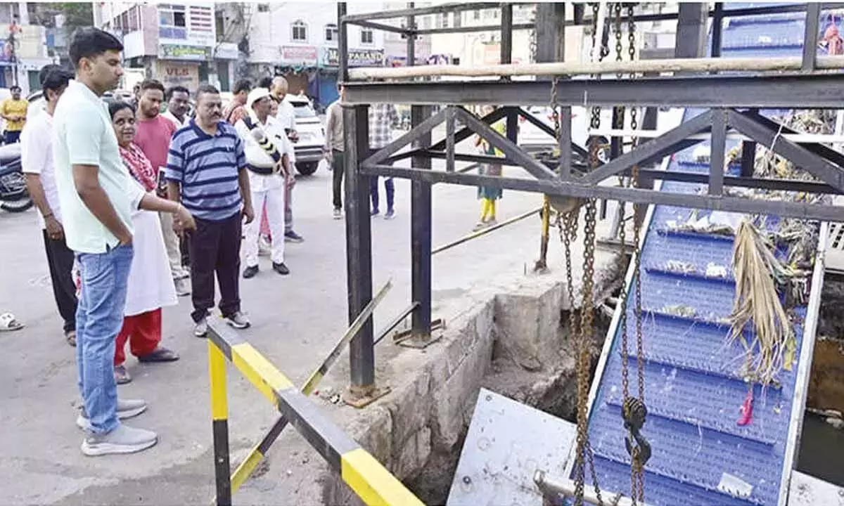 Andhra: नगर निकाय प्रमुख ने सफाई कार्यों की समीक्षा की Andhra: नगर निकाय प्रमुख ने सफाई कार्यों की समीक्षा की