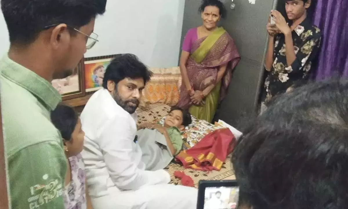 Telangana: पवन कल्याण ने बिस्तर पर पड़े लड़के की आखिरी इच्छा पूरी की, हनुमाकोंडा में उससे मुलाक़ात की Telangana: पवन कल्याण ने बिस्तर पर पड़े लड़के की आखिरी इच्छा पूरी की, हनुमाकोंडा में उससे मुलाक़ात की