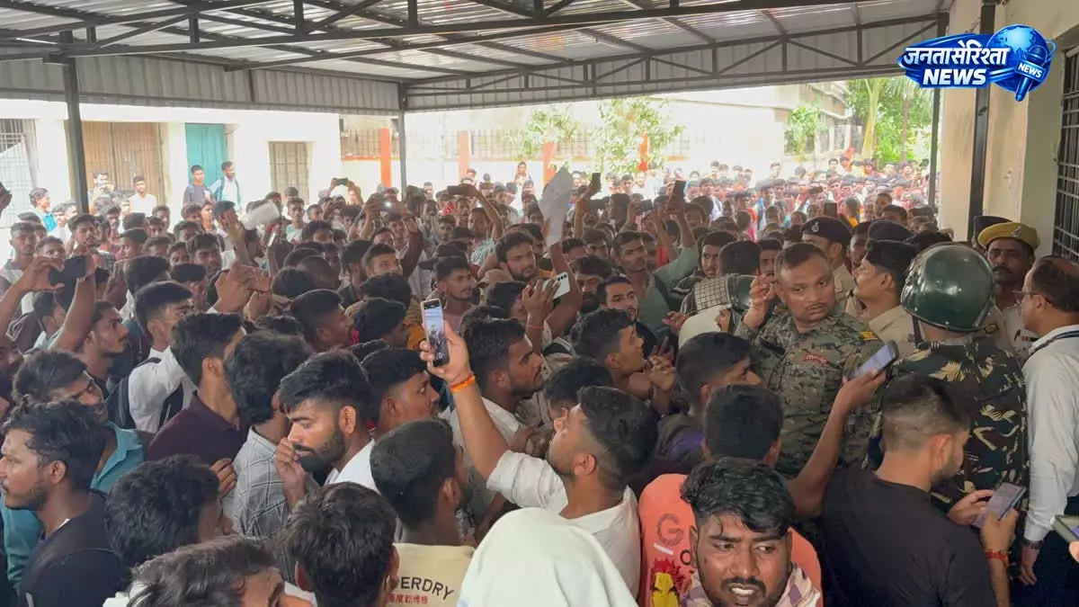 Bihar: सिपाही भर्ती परीक्षा में तनाव, जमकर हंगामा Bihar: सिपाही भर्ती परीक्षा में तनाव, जमकर हंगामा