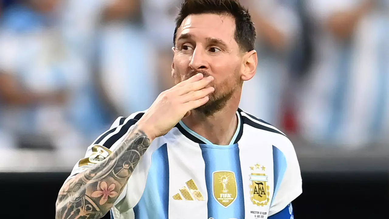 FIFA प्रमुख इन्फेंटिनो ने मेसी को बेमिसाल कमाल बताते हुए सराहा FIFA प्रमुख इन्फेंटिनो ने मेसी को बेमिसाल कमाल बताते हुए सराहा