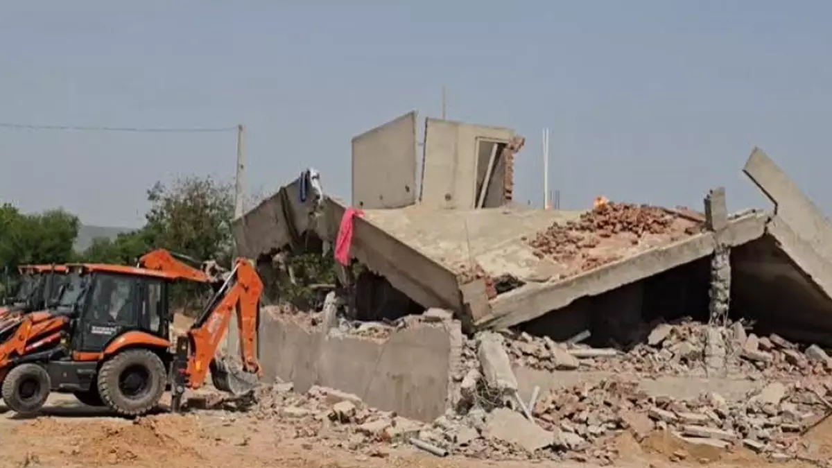 Jammu: जेडीए ने कब्जाई जमीन खाली करवाई, 30 से अधिक निर्माण तोड़े Jammu: जेडीए ने कब्जाई जमीन खाली करवाई, 30 से अधिक निर्माण तोड़े