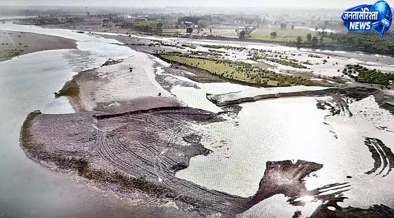 इंदौरा में खनन माफिया ने बिगाड़ा ब्यास का नक्शा, बाढ़ का खतरा इंदौरा में खनन माफिया ने बिगाड़ा ब्यास का नक्शा, बाढ़ का खतरा