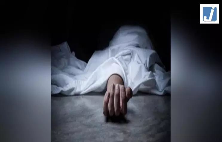 युवक का शव मिलने से इलाके में तनाव, लोगों ने सड़क जाम कर किया प्रदर्शन युवक का शव मिलने से इलाके में तनाव, लोगों ने सड़क जाम कर किया प्रदर्शन