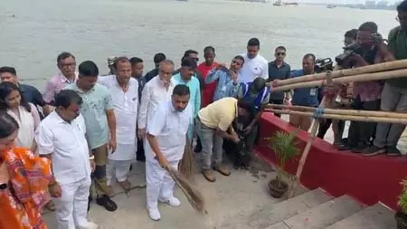 स्वच्छ भारत अभियान के तहत कोलकाता में गंगा घाट की सफाई में मंत्रियों के साथ जुटे सीएम सुवेंदु अधिकारी स्वच्छ भारत अभियान के तहत कोलकाता में गंगा घाट की सफाई में मंत्रियों के साथ जुटे सीएम सुवेंदु अधिकारी