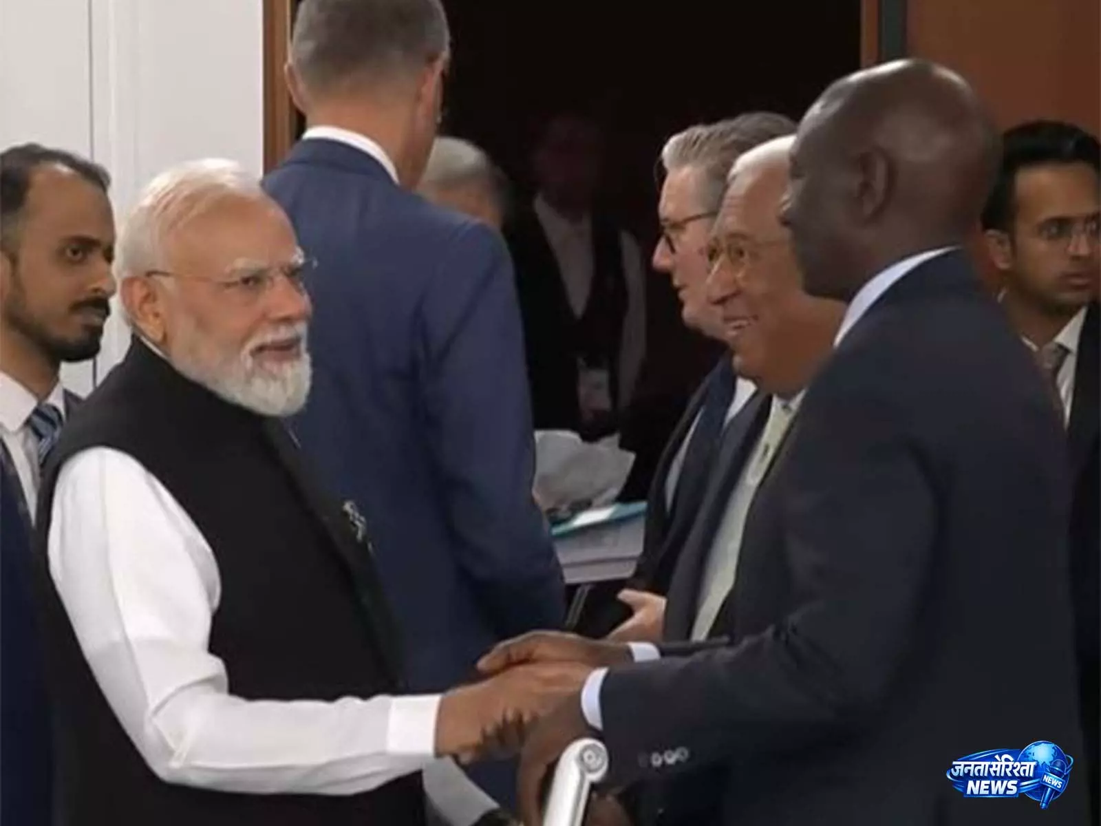 PM मोदी ने G7 समिट के दौरान दुनिया के नेताओं से की बातचीत PM मोदी ने G7 समिट के दौरान दुनिया के नेताओं से की बातचीत