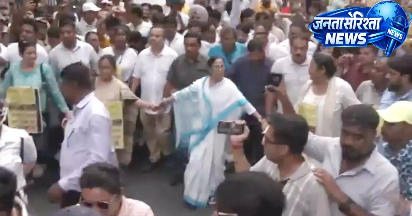 ममता बनर्जी ने फेरीवालों की विरोध मार्च में हुई शामिल, देखें VIDEO... ममता बनर्जी ने फेरीवालों की विरोध मार्च में हुई शामिल, देखें VIDEO...