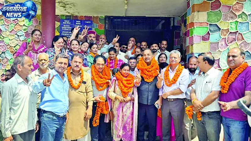 बिलासपुर में अध्यक्ष पद पर जमना देवी और उपाध्यक्ष पद पर नरेंद्र पंडित की ताजपोशी बिलासपुर में अध्यक्ष पद पर जमना देवी और उपाध्यक्ष पद पर नरेंद्र पंडित की ताजपोशी