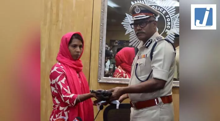 पुलिस को बड़ी सफलता, माओवादी नेता शाकुंतला महतो ने किया आत्मसमर्पण पुलिस को बड़ी सफलता, माओवादी नेता शाकुंतला महतो ने किया आत्मसमर्पण