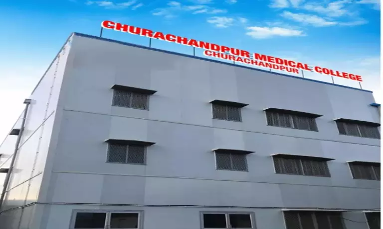 RIMS में तनाव के बीच घायल तीन कुकी युवकों को चुराचांदपुर मेडिकल कॉलेज भेजा गया RIMS में तनाव के बीच घायल तीन कुकी युवकों को चुराचांदपुर मेडिकल कॉलेज भेजा गया