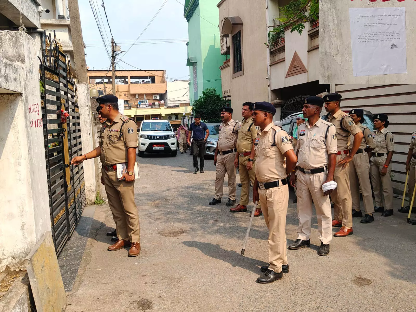 नकली शराब बनाने वाले सिंडिकेट के घर रायगढ़ पुलिस का छापा, 3 दिन के भीतर थाने में हाजिर होने का दिया नोटिस नकली शराब बनाने वाले सिंडिकेट के घर रायगढ़ पुलिस का छापा, 3 दिन के भीतर थाने में हाजिर होने का दिया नोटिस