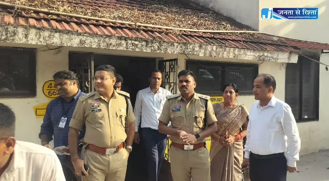 रायपुर कलेक्टर डॉ गौरव सिंह ने बुढ़ापारा में नीट परीक्षा केंद्र का किया निरीक्षण रायपुर कलेक्टर डॉ गौरव सिंह ने बुढ़ापारा में नीट परीक्षा केंद्र का किया निरीक्षण