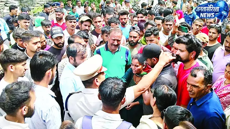 आरोपी की दुकान खाली कराने की मांग को लेकर सडक़ पर उतरे लोग आरोपी की दुकान खाली कराने की मांग को लेकर सडक़ पर उतरे लोग