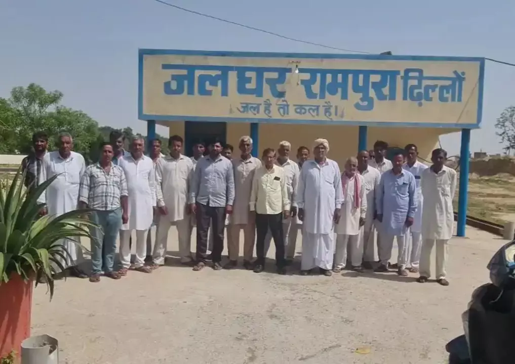 Sirsa: पानी की कमी से ग्रामीणों को झेलनी पड़ रही परेशानी Sirsa: पानी की कमी से ग्रामीणों को झेलनी पड़ रही परेशानी
