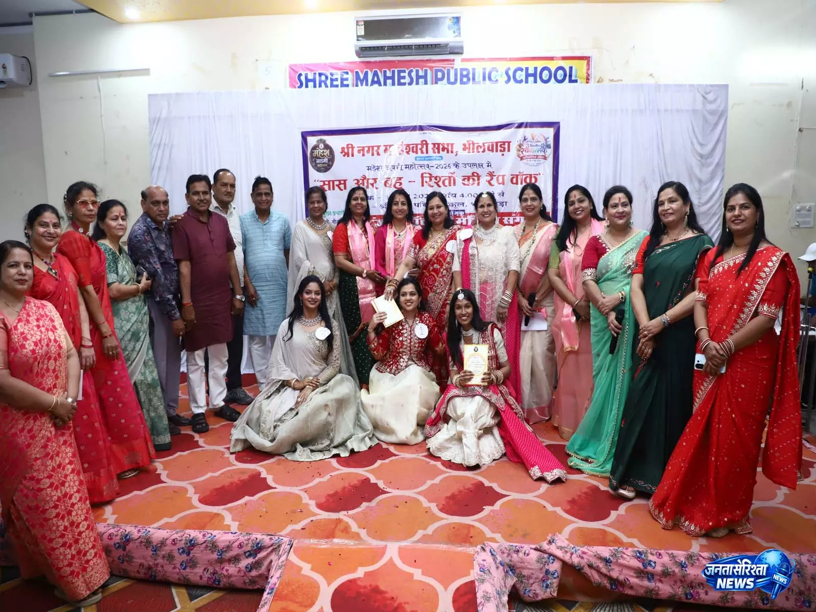 सास-बहू की रैंप वॉक में झलका रिश्तों का अपनापन, Mandana कला और अंताक्षरी ने बांधा समां सास-बहू की रैंप वॉक में झलका रिश्तों का अपनापन, Mandana कला और अंताक्षरी ने बांधा समां