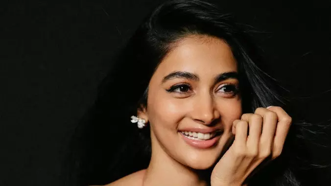 Pooja Hegde ने ट्रेडमिल पर पीछे की ओर चलकर स्टाइल दिखाया Pooja Hegde ने ट्रेडमिल पर पीछे की ओर चलकर स्टाइल दिखाया
