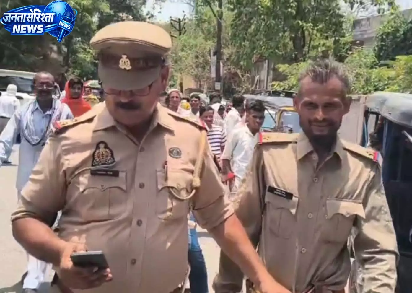 कलेक्ट्रेट में फर्जी इंस्पेक्टर पकड़ा गया, वर्दी और हावभाव से हुआ शक कलेक्ट्रेट में फर्जी इंस्पेक्टर पकड़ा गया, वर्दी और हावभाव से हुआ शक