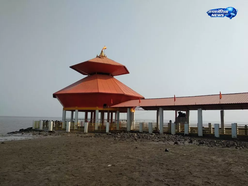 इस मंदिर का चौंकाने वाला रहस्य, महीनों बंद हो जाती है राह इस मंदिर का चौंकाने वाला रहस्य, महीनों बंद हो जाती है राह