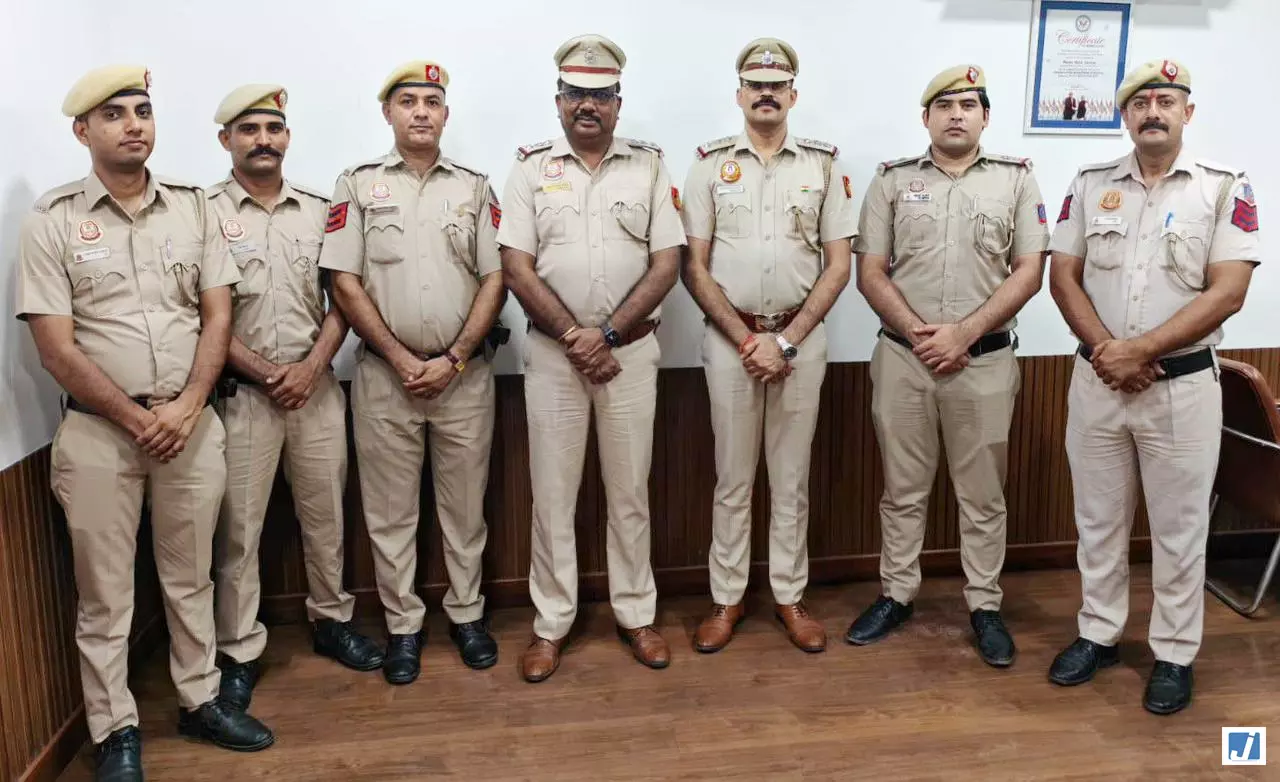 आग, धुआं और चार गैस सिलेंडर... फिर भी नहीं डिगे ये बहादुर पुलिसकर्मी आग, धुआं और चार गैस सिलेंडर... फिर भी नहीं डिगे ये बहादुर पुलिसकर्मी