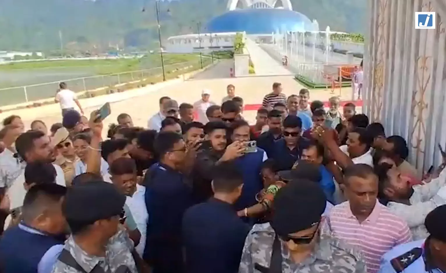 मुख्यमंत्री हिमंत बिस्वा सरमा ने देखी मोदी सरकार के 12 वर्षों की उपलब्धियों पर प्रदर्शनी