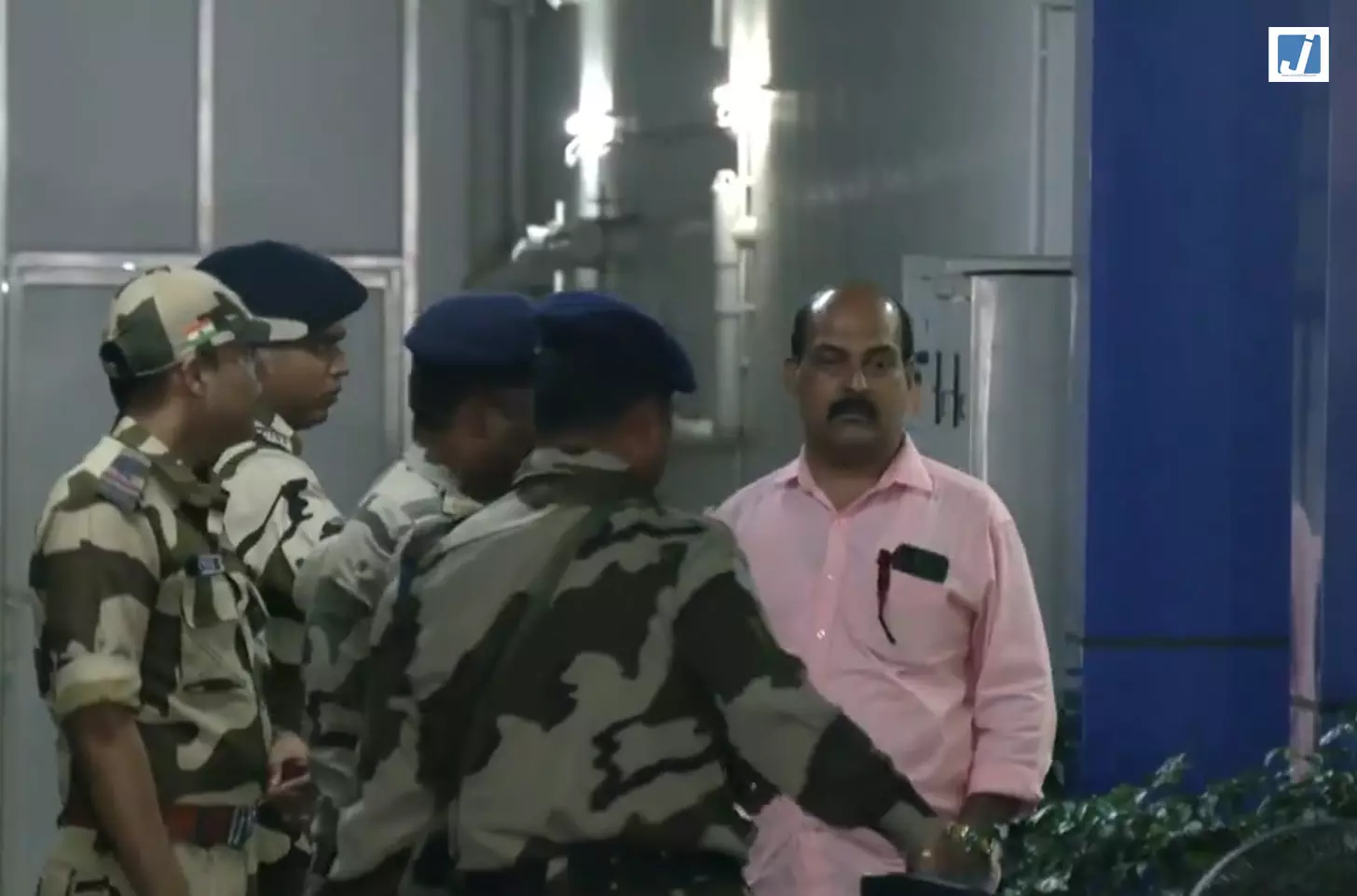 CMRL भुगतान मामले में ईडी की पूछताछ के बाद वेना विजयन कोच्चि कार्यालय से बाहर निकलीं CMRL भुगतान मामले में ईडी की पूछताछ के बाद वेना विजयन कोच्चि कार्यालय से बाहर निकलीं