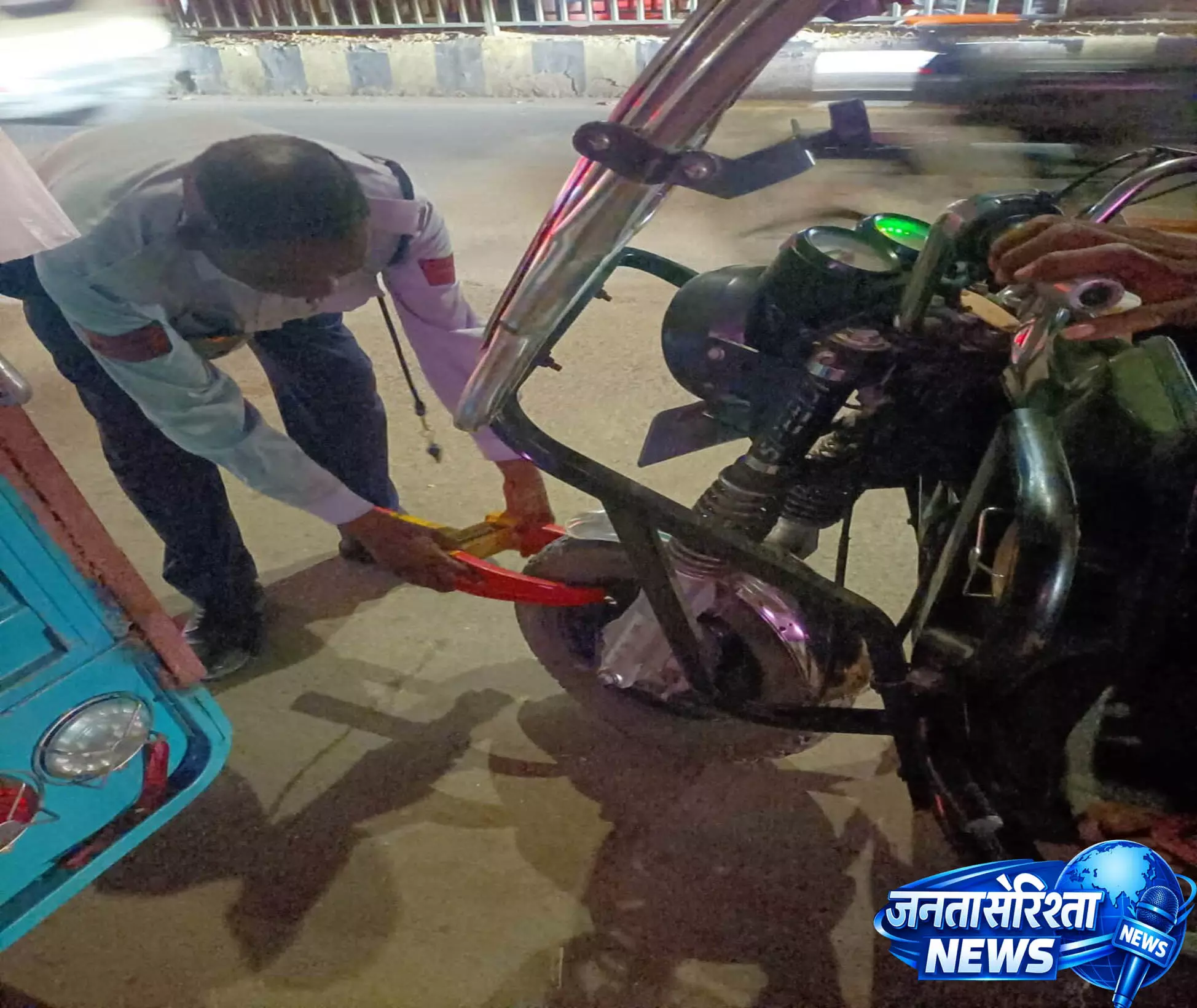 ऑटो चालकों पर यातायात पुलिस की सख्ती, एक दिन में 100 से अधिक चालान ऑटो चालकों पर यातायात पुलिस की सख्ती, एक दिन में 100 से अधिक चालान