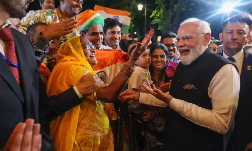 PM मोदी पेरिस पहुंचे, प्रवासी भारतीयों ने किया स्वागत PM मोदी पेरिस पहुंचे, प्रवासी भारतीयों ने किया स्वागत