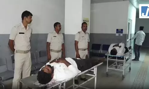 लूटकांड: पुलिस मुठभेड़ के बाद चार आरोपी गिरफ्तार, दो घायल, लूटा गया सोना-चांदी बरामद लूटकांड: पुलिस मुठभेड़ के बाद चार आरोपी गिरफ्तार, दो घायल, लूटा गया सोना-चांदी बरामद