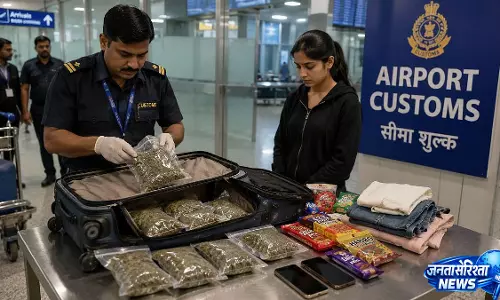 Mumbai : एयरपोर्ट पर ड्रग्स तस्करी का भंडाफोड़, बैंकॉक से लौटी महिला गिरफ्तार Mumbai : एयरपोर्ट पर ड्रग्स तस्करी का भंडाफोड़, बैंकॉक से लौटी महिला गिरफ्तार