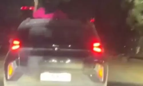 कार के सनरूफ से निकल युवती ने की स्टंटबाजी, बिलासपुर पुलिस लें संज्ञान में कार के सनरूफ से निकल युवती ने की स्टंटबाजी, बिलासपुर पुलिस लें संज्ञान में